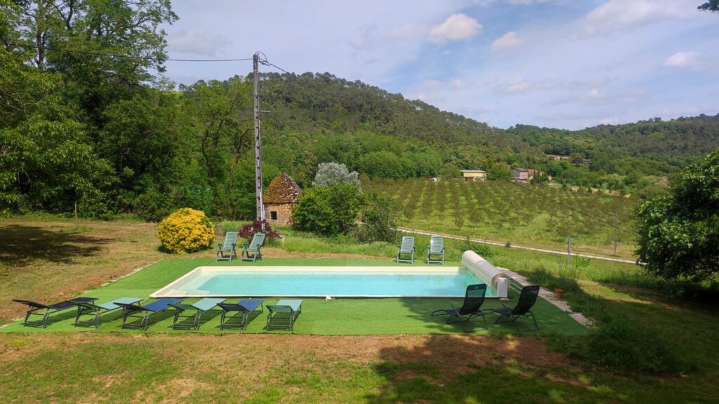 Piscine des gîtes La Ferme du Roc Blanc avec vue sur la campagne près de Sarlat en Périgord Noir