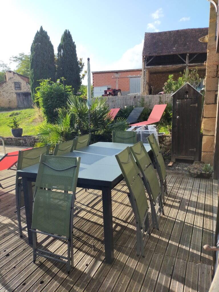 Terrasse avec salon de jardin du gîte Le Noyer à Veyrignac en Périgord Noir