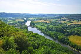 Vue panoramique sur la vallée de la Dordogne près de Sarlat en Périgord Noir